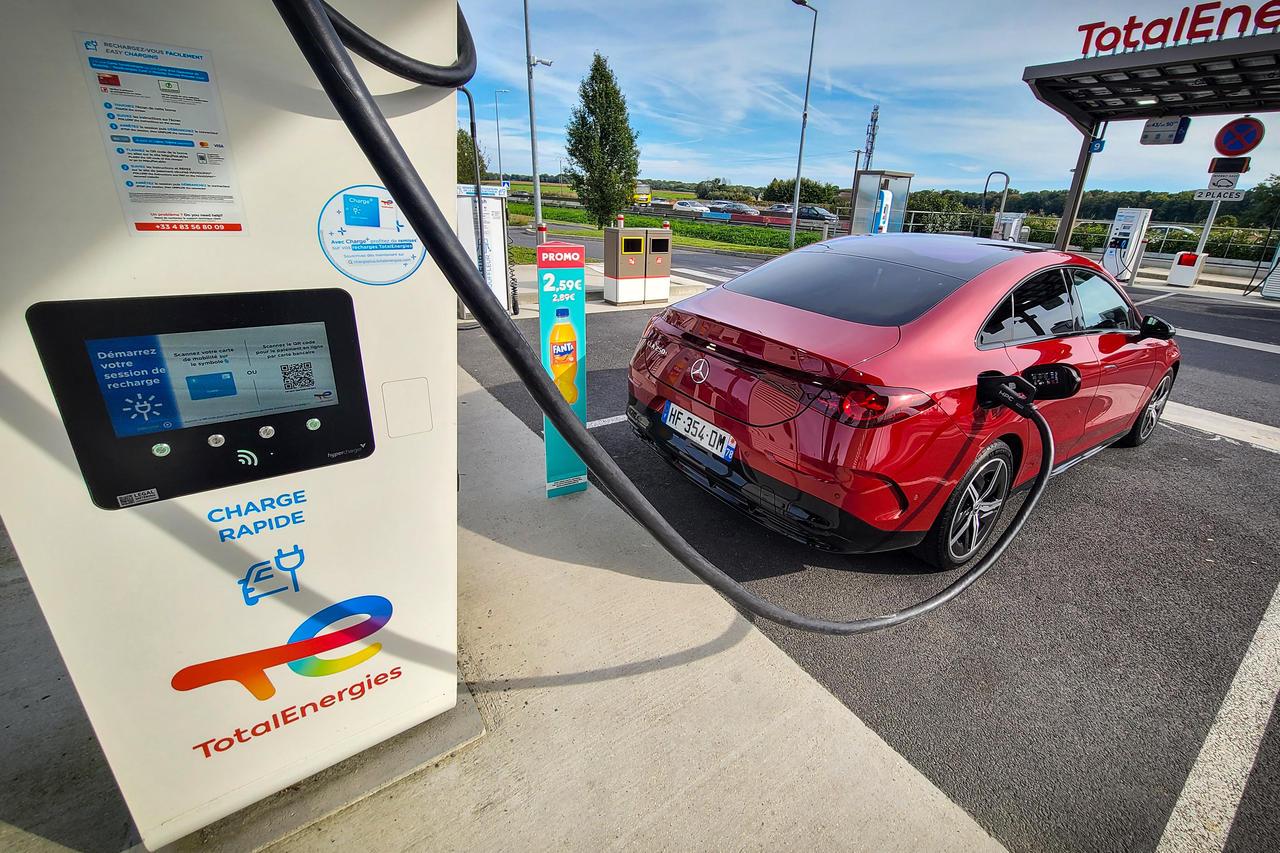 Un ancien employé de Mercedes critique les voitures électriques et divise les avis